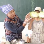 キャベツの生育について説明する女性部員