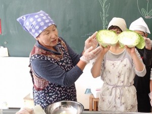 キャベツの生育について説明する女性部員
