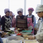 講師の実演を見ながら学ぶ参加者