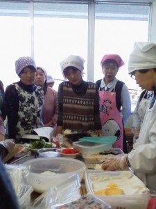 講師の実演を見ながら学ぶ参加者