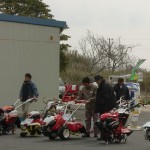 農業機械の説明を聞く来場者