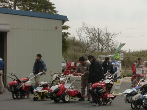 農業機械の説明を聞く来場者