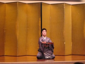 日本舞踊を披露する参加者