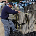 不要な育苗箱を搬入する生産者