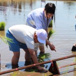 生徒と手植えを行う児童