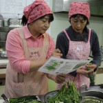 ＪＡちばみどり春菊部会のレシピにそって調理する女性部員