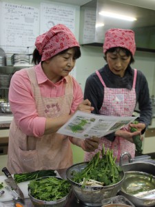 ＪＡちばみどり春菊部会のレシピにそって調理する女性部員