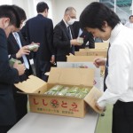 査定品を確認する市場担当者