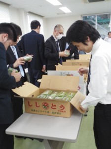 査定品を確認する市場担当者