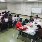 手ぬぐい帽子作りに挑戦する参加者