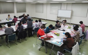 手ぬぐい帽子作りに挑戦する参加者
