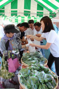 新鮮野菜を販売する当ＪＡ職員