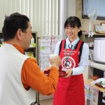 新茶を振る舞う当ＪＡ職員