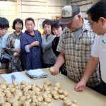 査定品を確認する生産者