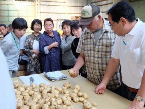 査定品を確認する生産者