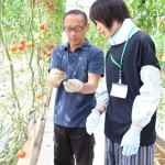 志賀さんと収穫方法を指導する鵜野さん
