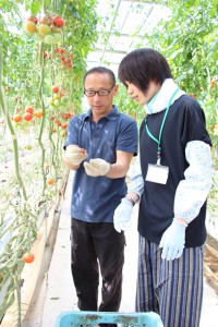志賀さんと収穫方法を指導する鵜野さん