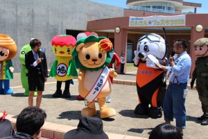 ステージ上で紹介されるちばみ―