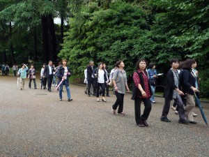 散策を楽しむ参加者