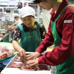 ＪＡちばみどり営農センター旭フレッシュグリーンでミニトマトの集荷作業を行う農林中央金庫の職員