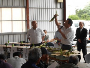 出荷規格について呼びかける市場担当者