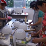 米粉パン作りに挑む参加者