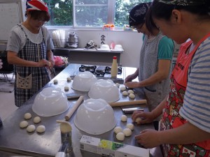 米粉パン作りに挑む参加者