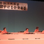おそろいの衣装で演奏する女性部員