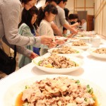 料理をとる参加者