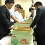 査定品を確認する市場担当者