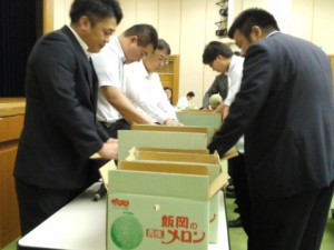 査定品を確認する市場担当者