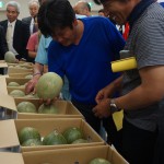 査定品を確認する生産者