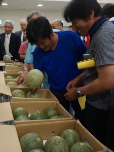 査定品を確認する生産者