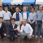銚子市長に寄付金を渡す銚子生産組織連絡協議会の長島正会長