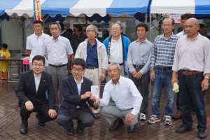 銚子市長に寄付金を渡す銚子生産組織連絡協議会の長島正会長
