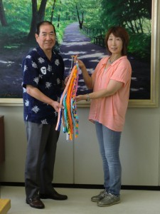 太田匝瑳市長に千羽鶴を贈呈する女性部そうさ支部八日市場地区支部角田洋子地区支部長