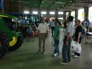最新の農業機械を見学する来場者
