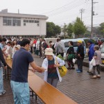 くじ引きに並ぶ多くの来場者
