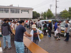 くじ引きに並ぶ多くの来場者
