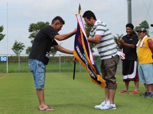 優勝旗を返還する石毛良祐さん