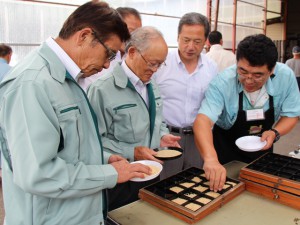 農産物検査員と新米の出来ばえを確認するＪＡ役員