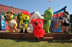 地域のマスコットキャラクターの集合写真