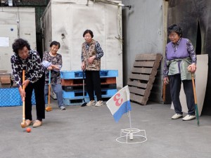 グラウンド・ゴルフで親睦を深める参加者
