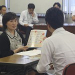 ロールプレイング方式で保障内容を説明する参加者
