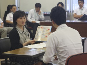 自動車共済の仕組みについて説明する遠藤恭子さん