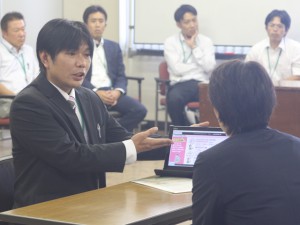 お客様に合ったプランをわかりやすく案内する大網一雄さん