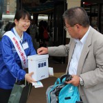 募金に協力する通行人