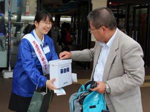 募金に協力する通行人