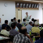 講師の話を熱心に聞く参加者