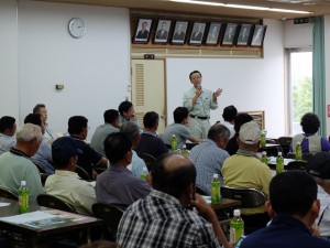 講師の話を熱心に聞く参加者
